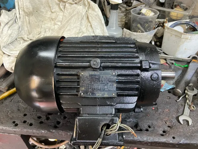 Vendo motor eletrônico 3 cv 6 polos 1150 rpm - trifásico blindado sem base - 1500,00.