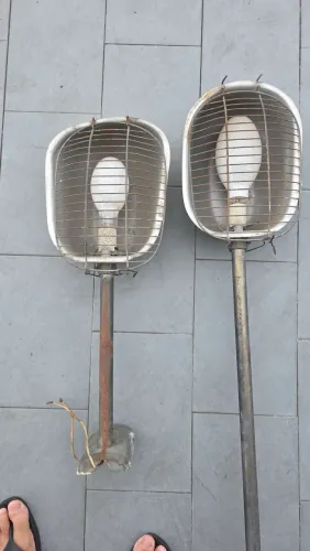 Vendo 2 luminárias alumínio.desocupar lugar. 80,00
