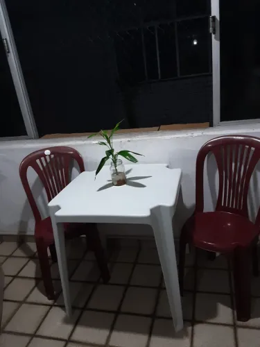 Vende-se cadeiras e mesas de  plástico 