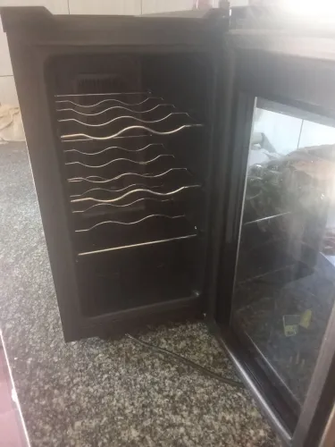Vende-se um barzinho de colocar vinho pra 8 garrafas