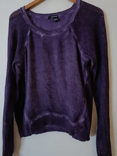 Camiseta casual roxa com detalhes vazados na manga. . Linda! Marca jeans