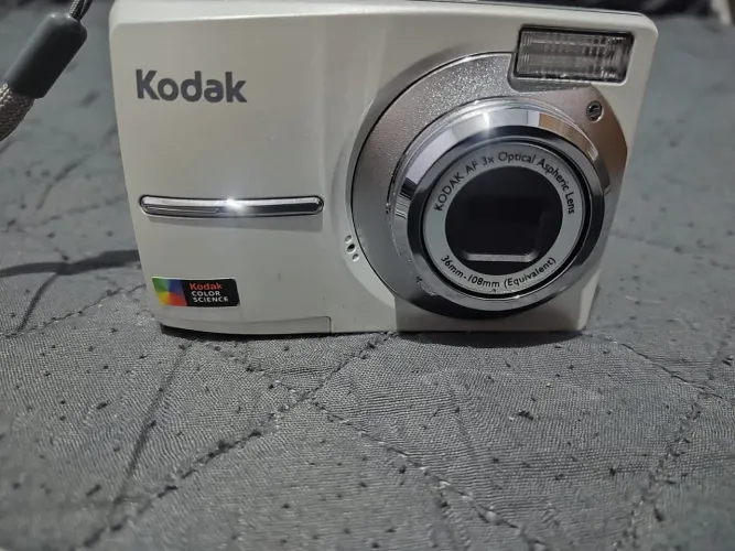 Camera digital easyshare c613 branca Nao liga, trincada na tampa fechamento .