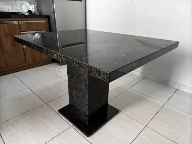 MESA EM GRANITO VERDE UBATUBA COM BASE