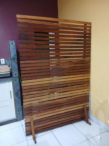 Painel ripado de madeira
