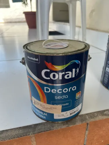 Vende se tintas e piso