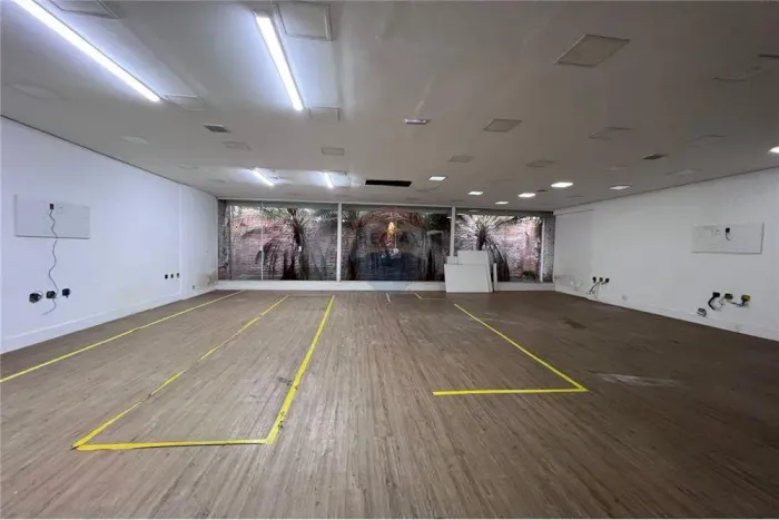 Locação: Área construída: 400m² Terreno: 400 m² Térreo 284m² e piso superior 116m² 8 Vagas