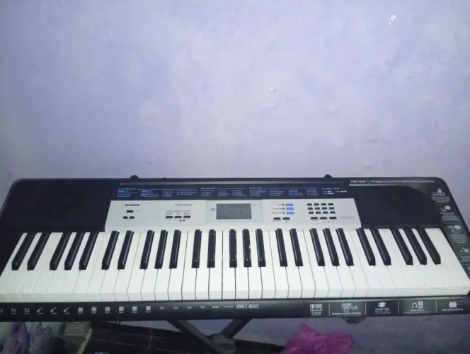 Vende-se teclado semi novo. Usado apenas 4x. Acompanha estante