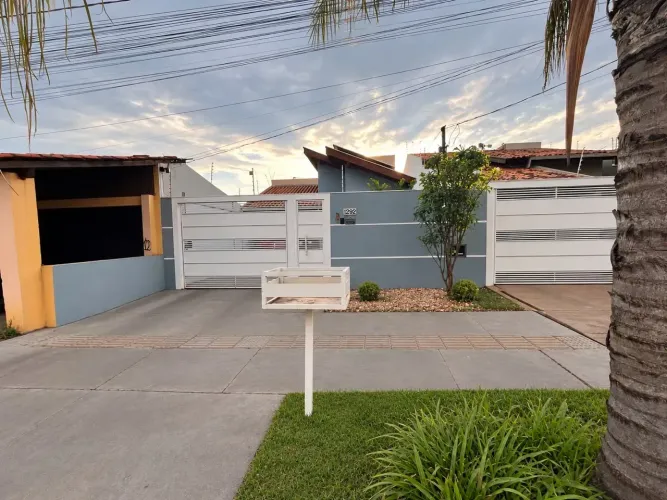 Linda Casa Disponível pra Venda! Bairro: Universitário