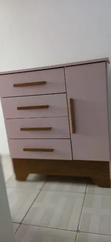 A cômoda rosa infatil é o toque de magia que faltava para o quarto da sua pequena