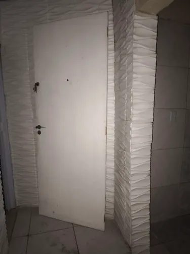 Porta branco com olho mágico e duas fechaduras
