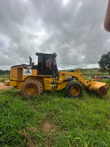 Pá Carregadeira Caterpilla pronta pro trabalho