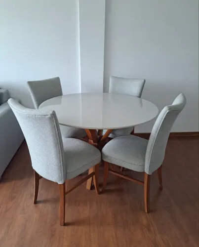 Conjunto perfeito de mesa e 4 cadeiras!!