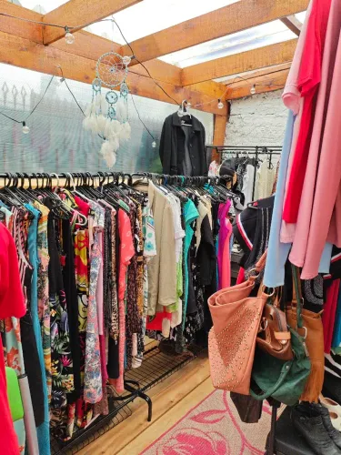 Lote fechado para brechó ( roupas, sapatos , cintos )