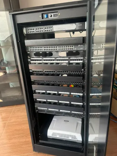 Rack Piso 24U Triunfo + Switch TP-Link 48P + Switch 3Com + PABX Intelbras