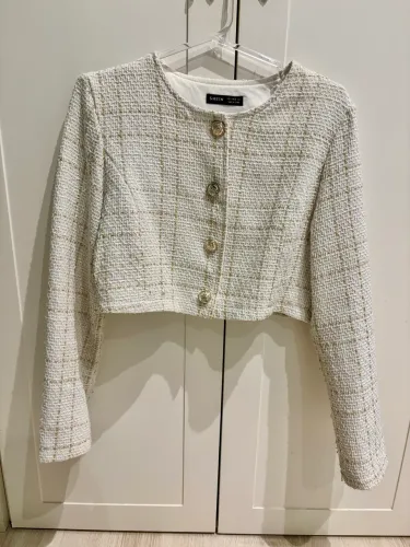 Casaco em Tweed can cor creme com detalhes em dourado