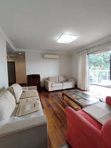Amplo apartamento reformado em bairro nobre de Maringá