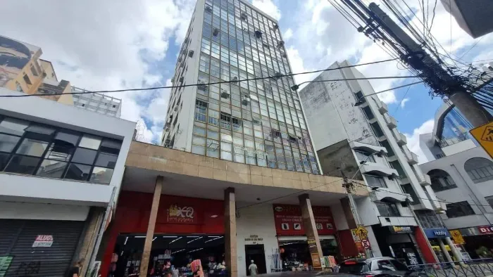 Sala comercial à venda com 4 ambientes separados, estratégicamente localizada no Centro, S