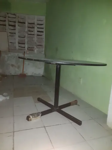 Mesa redonda para reunião usada