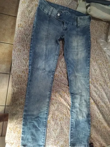 Vendo calça JEANS. Nunca usada. Tem conversa.. Veste super bem no corpo.