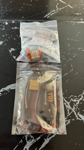 Motor 2212 - 2.200 kv e Esc 40 A Brushless