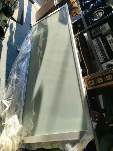 Porta devido temperado não transparente 2 e meio de altura por 1 m de largura.