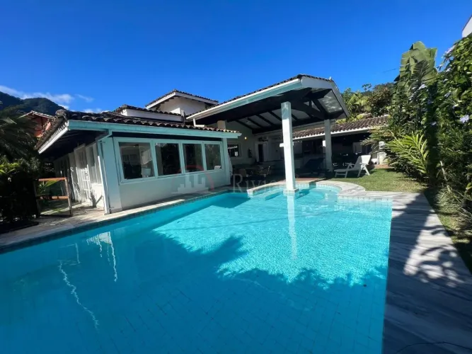 Casa Térrea a Venda na Praia de Pauba em Condominio Fechado