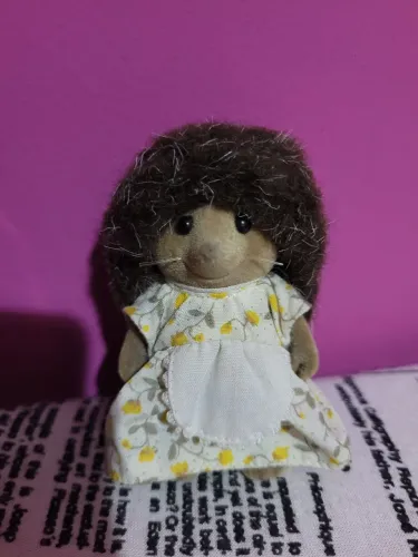 Boneco porco espinho sylvanian families menina 