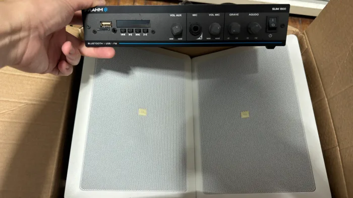 Amplificador + 2 Caixas JBL embutir