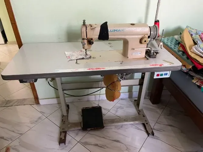 Máquina de costura reta industrial