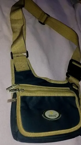 Vendo Bolsa original masculina Tiracolo ela tem 4 repartição