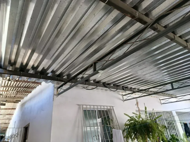 Telhas de alumínio e galvanizada com estrutura, cobertura para garagem ou galpão