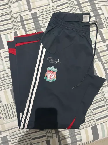 Calça original Liverpool adidas , apenas 1 detalhe 