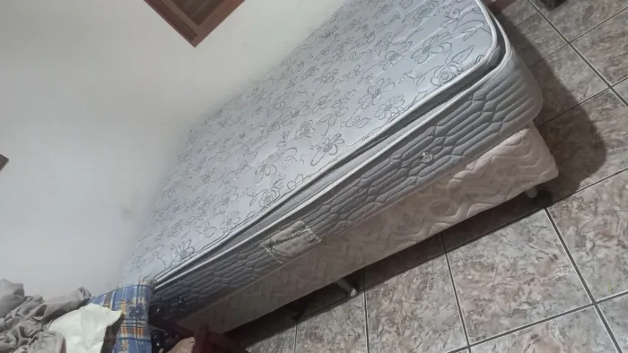 Cama Box e colchão usados