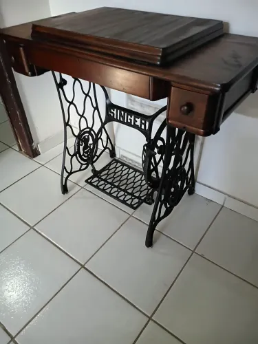 Móvel antigo,( máquina de custura singer)