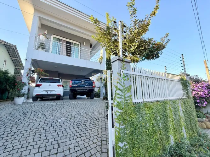 Casa à venda com 4 dormitórios, suíte com closet, amplo jardim, edícula com churrasqueira,
