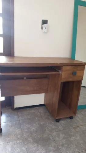 Escrivaninha com gaveta, apoio para teclado e com rodinhas 