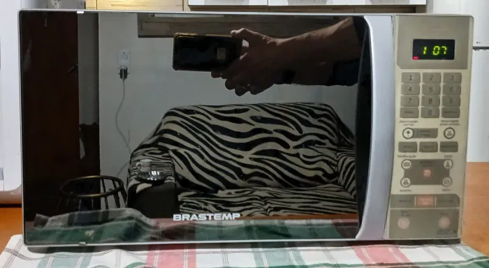 Microondas Brastemp 110V/31L espelhado, série 100% inox, de altíssima qualidade. Compare.