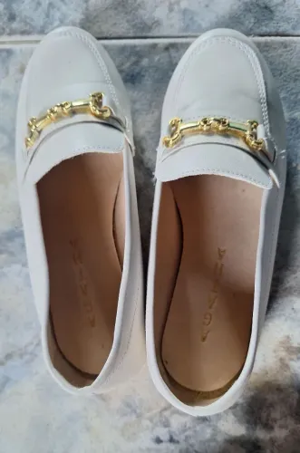 Mocassim off-white com enfeite