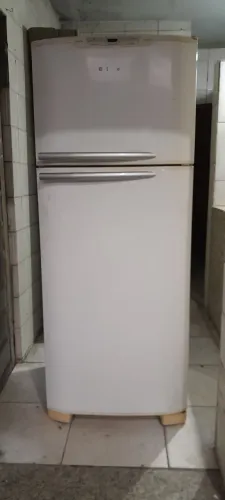 Vendo geladeira dúplex marca eletrolux 127V funcionando perfeitamente 900 rrais