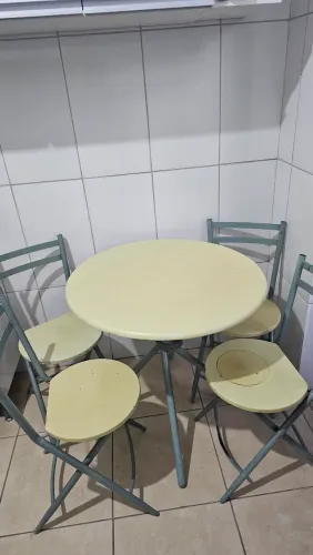 Mesa redonda com 4 cadeiras