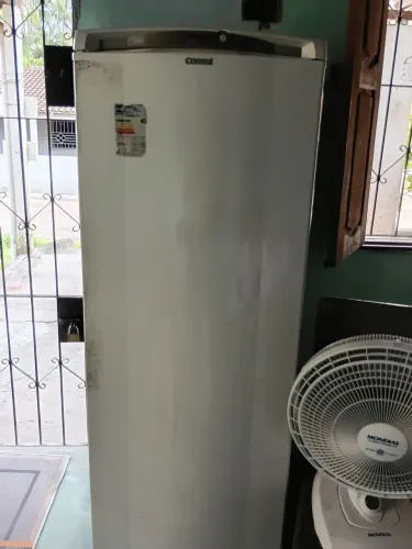 Uma geladeira consul