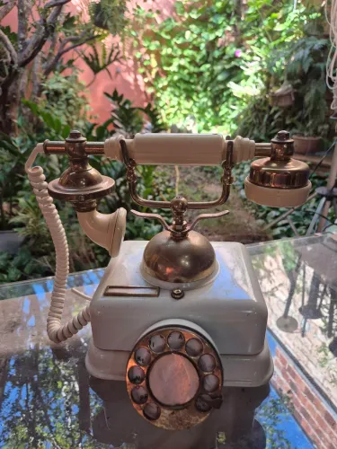 Telefone antigo para decoração