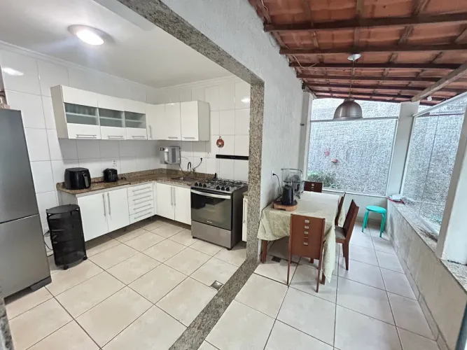 Casa 5 com quartos, lote 360m2, Sagrada Família.