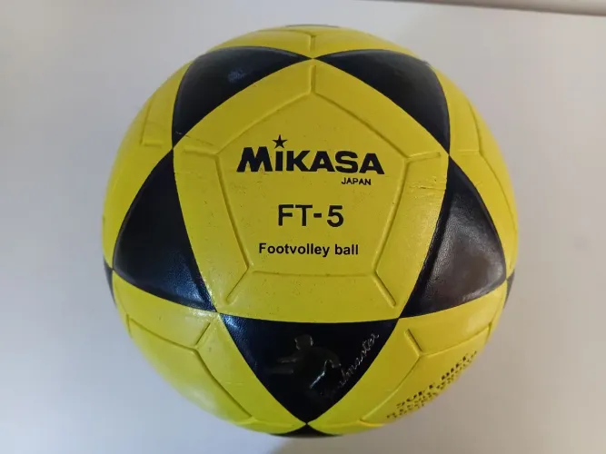 Bola de futevôlei Mikasa Ft-5 amarelo/preto praticamente nova
