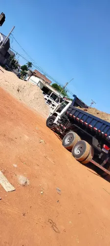 Vende-se areia e terra