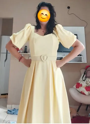 Vestido amarelo manteiga