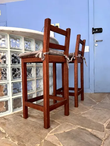 02 Banquetas de Madeira