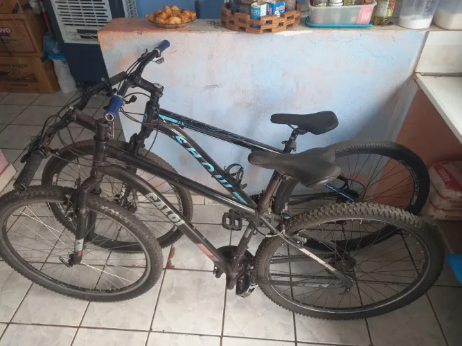Vendo as duas bicicletas preta e a azul