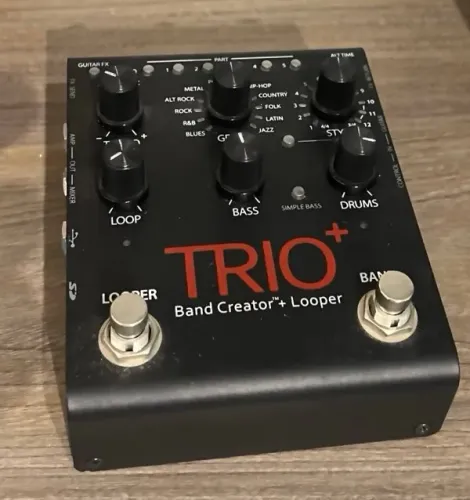 Pedal de efeito DigiTech Trio+ Band Creator + Looper preto com fonte. Pouquíssimo uso!