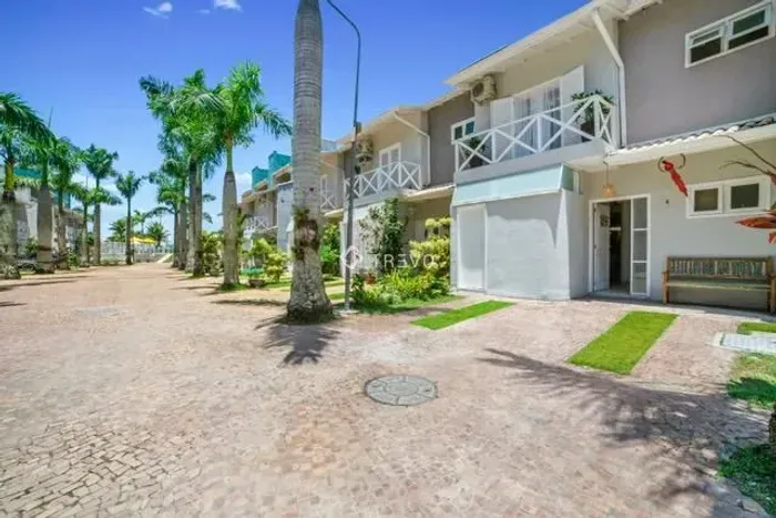 CASA EM VILLAGIO PÉ NA AREIA À VENDA, 3 DORM, 3 WC, 2 VAGAS EM BERTIOGA/SP